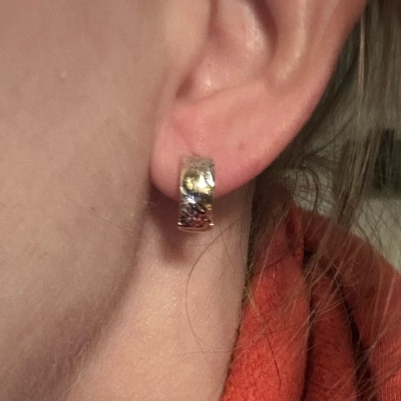 10K SOLID Yellow Gold Two-Tone Diamond-Cut Huggie Earrings Hoops Hoops 10kt - Picture 2 of 7